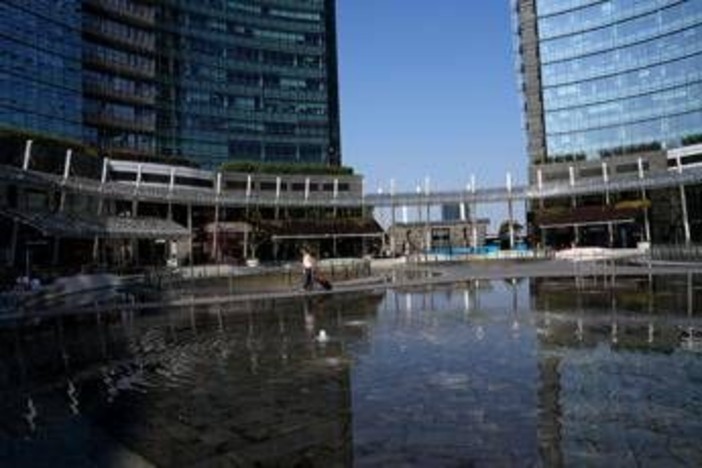 Milano, donna accoltellata in piazza Gae Aulenti Milano, donna accoltellata in piazza Gae Aulenti