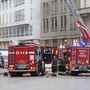 Milano, incendio in un palazzo vicino Rinascente in piazza Duomo: alta nube di fumo Milano, incendio in un palazzo vicino Rinascente in piazza Duomo: alta nube di fumo
