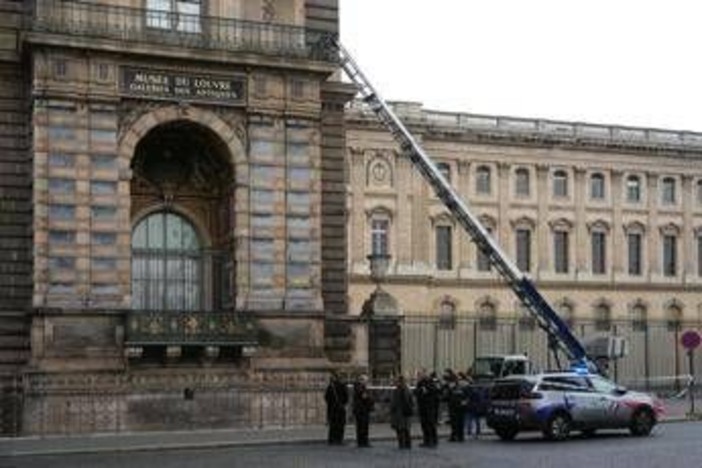 Una coppia con figli e altri piccoli criminali, ecco chi sono gli autori del colpo al Louvre Una coppia con figli e altri piccoli criminali, ecco chi sono gli autori del colpo al Louvre
