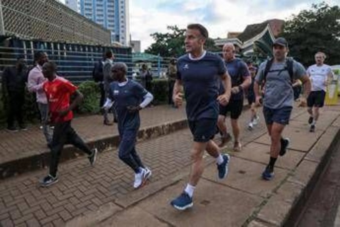 Sorpresa a Nairobi: Macron corre con Kipchoge, leggenda della maratona Sorpresa a Nairobi: Macron corre con Kipchoge, leggenda della maratona