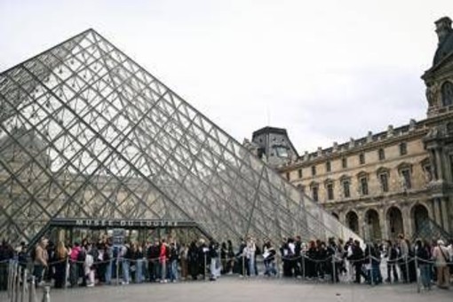 Furto al Louvre, le ipotesi sul gruppo di ladri: "Più di 4, nessuna evidenza di un complice nel museo"