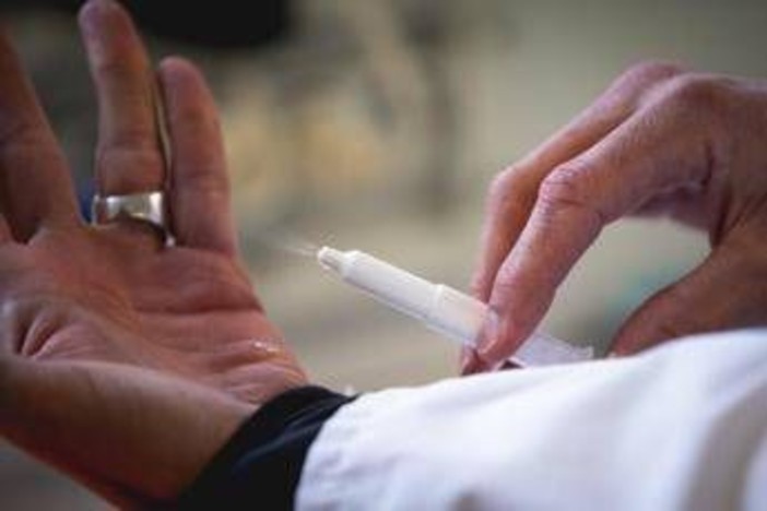 Reazioni allergiche gravi, ora c'è lo spray nasale di adrenalina: quando arriva in Italia