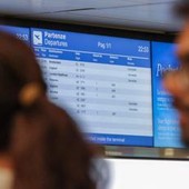Accompagna il figlio in aeroporto, paga la sosta ma riceve... 200 euro di multa