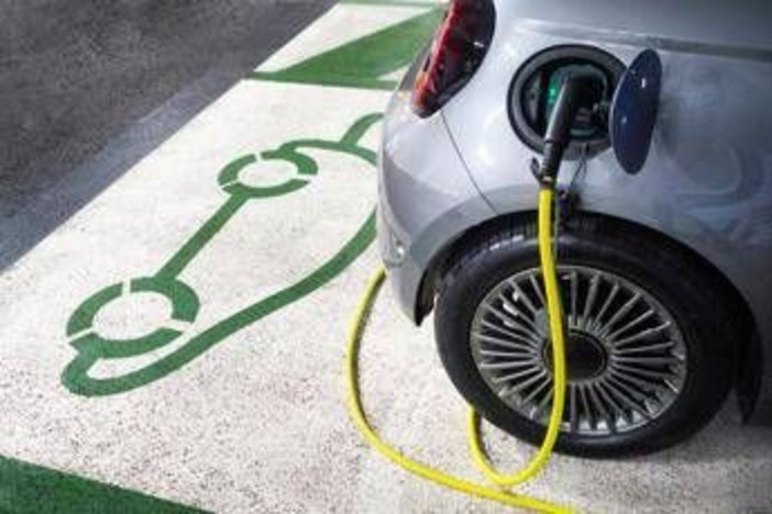 Incentivi auto elettriche, apre lo sportello per cittadini e microimprese: come fare domanda