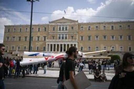 Grecia, giornata lavorativa di 13 ore: il Parlamento approva la legge