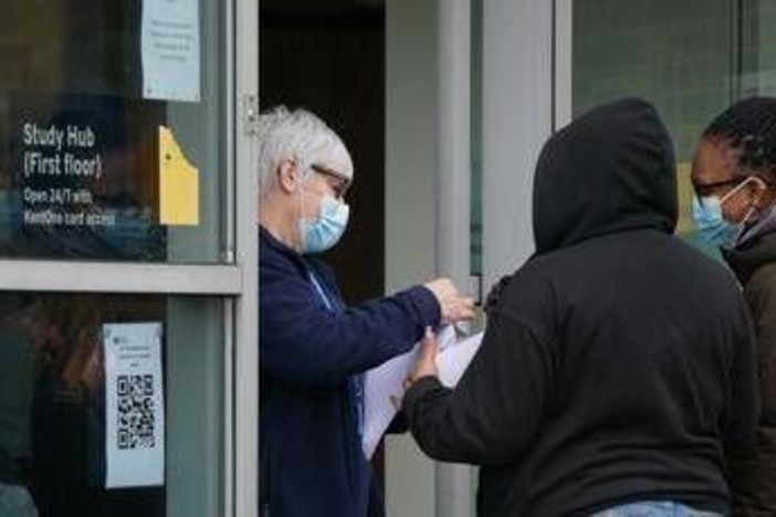 Meningite, epidemia fra studenti in Uk: 2 morti e 15 casi confermati