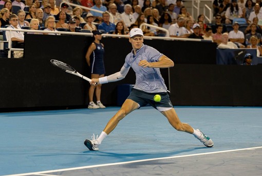 Buona la prima a Doha di Sinner, battuto Machac in due set Buona la prima a Doha di Sinner, battuto Machac in due set