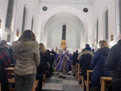 Messa di riparazione nella chiesa profanata a Ostia, cardinale Reina: &quot;Feriti ma ne usciremo più forti&quot;