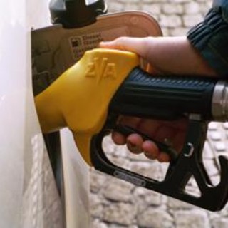 Benzina a un passo dai 2 euro, diesel torna a salire con forza: i prezzi dei carburanti oggi Benzina a un passo dai 2 euro, diesel torna a salire con forza: i prezzi dei carburanti oggi