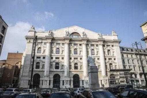 Attacco all'Iran, sale prezzo petrolio. Pioggia di rialzi per benzina e diesel