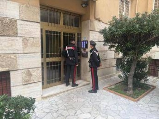 Roma, precipita da balcone b&b dopo lite e muore: fermato un 25enne Roma, precipita da balcone b&b dopo lite e muore: fermato un 25enne