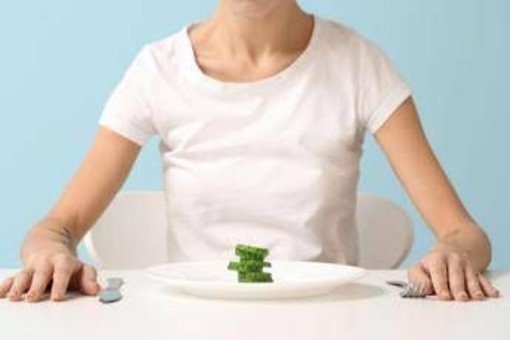 Disturbi alimentari, pediatri: "Non solo femminili, in ragazzi segnali diversi"