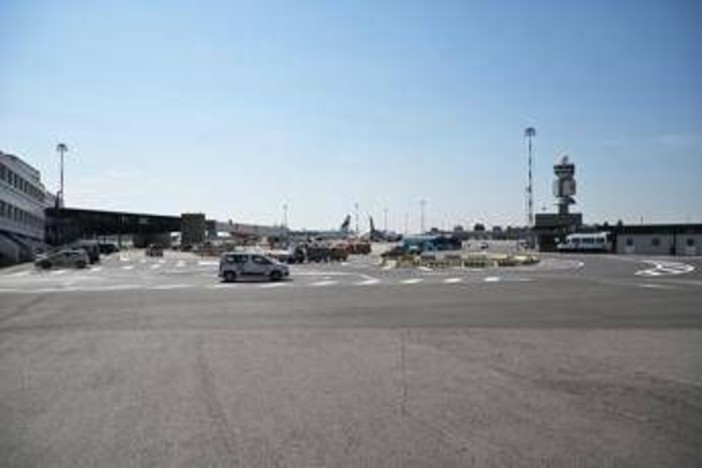 Principio d'incendio su volo Easyjet a Malpensa, passeggeri evacuati e scalo chiuso per un'ora
