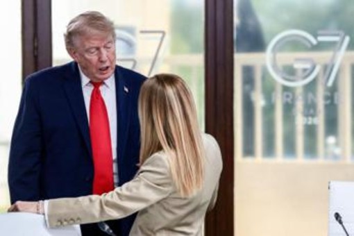 Gli attacchi di Trump aiutano Meloni, il sondaggio: aumenta la fiducia nella premier