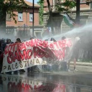 Primo maggio a Torino, gruppo si stacca da corteo verso Askatasuna: tensioni con agenti