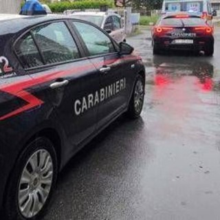 Aggredisce a colpi di martello la moglie e la figlia, arrestato 55enne a Monza: salvate dai vicini di casa