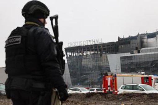 Attentato Mosca, Russia: &quot;Kiev ha finanziato i terroristi&quot;. Is: &quot;Colpire ovunque nel mondo&quot;