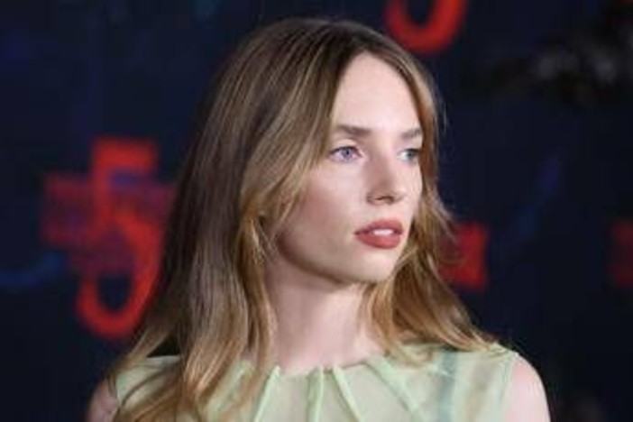 Maya Hawke si è sposata, alla cerimonia i colleghi di 'Stranger Things' - Le immagini Maya Hawke si è sposata, alla cerimonia i colleghi di 'Stranger Things' - Le immagini