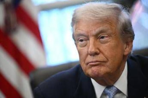 Trump ordina di riesaminare Green card rilasciate a cittadini di 19 'Paesi a rischio' Trump ordina di riesaminare Green card rilasciate a cittadini di 19 'Paesi a rischio'