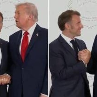 Trump e Macron, il balletto per la solita stretta di mano extralarge Trump e Macron, il balletto per la solita stretta di mano extralarge