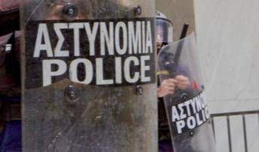 Uomo armato spara nel centro di Atene, almeno 5 feriti