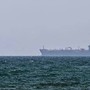 Iran, Pasdaran: "Petroliera con 2 milioni di barili greggio urta mina a Hormuz, nave in fiamme"