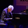 Addio ad Abdullah Ibrahim, morto a 91 anni il pianista che trasformò il jazz in voce libertà contro apartheid Addio ad Abdullah Ibrahim, morto a 91 anni il pianista che trasformò il jazz in voce libertà contro apartheid