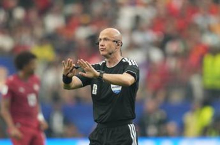 Si ritira l'arbitro Taylor 'incubo dei romanisti': "Pressione intensa e attenzione costante" Si ritira l'arbitro Taylor 'incubo dei romanisti': "Pressione intensa e attenzione costante"
