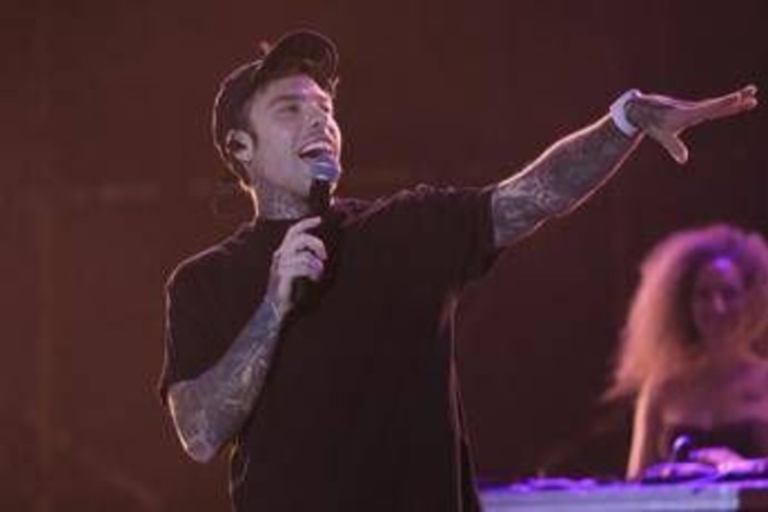 Dalla malattia al divorzio, Fedez sul suo nuovo libro: "Doveva chiamarsi 'Vivisezione di uno stronzo'" Dalla malattia al divorzio, Fedez sul suo nuovo libro: "Doveva chiamarsi 'Vivisezione di uno stronzo'"