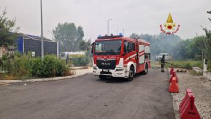 Triplo incendio a Roma: chiusa la Pontina, alla Magliana evacuata una palazzina Triplo incendio a Roma: chiusa la Pontina, alla Magliana evacuata una palazzina
