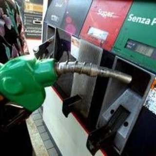 Caro carburanti, Eni: "Da lunedì un tetto ai prezzi di benzina e gasolio per 30 giorni"