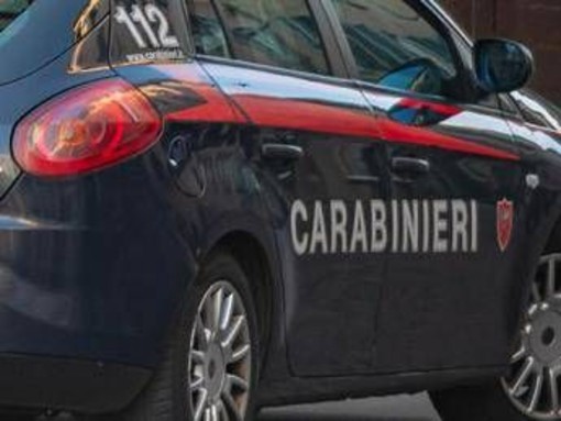 Ancona, donna picchiata a morte in casa: si cerca il marito