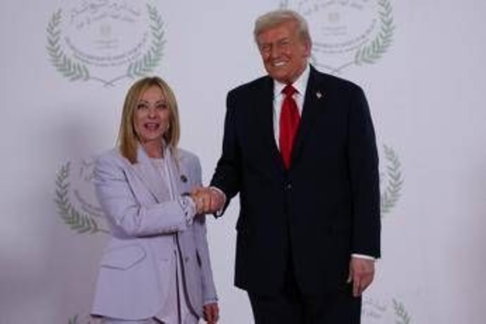 Vertice in Egitto, Trump elogia Meloni: "Bellissima donna, negli Usa non posso dirlo" Vertice in Egitto, Trump elogia Meloni: "Bellissima donna, negli Usa non posso dirlo"