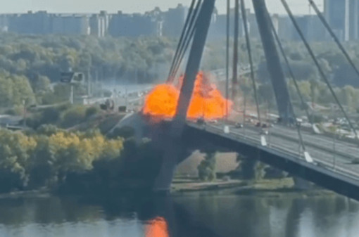 Ucraina, colpito ponte a Kiev nel giorno della visita di Merz. Il cancelliere: "In futuro macchina guerra Russia contro di noi" Ucraina, colpito ponte a Kiev nel giorno della visita di Merz. Il cancelliere: "In futuro macchina guerra Russia contro di noi"