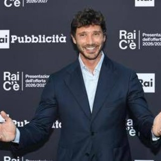 Sanremo, il nuovo regolamento dell'era De Martino: arriva la 'Serata Performance', 24 big in gara e paletti per l'IA Sanremo, il nuovo regolamento dell'era De Martino: arriva la 'Serata Performance', 24 big in gara e paletti per l'IA