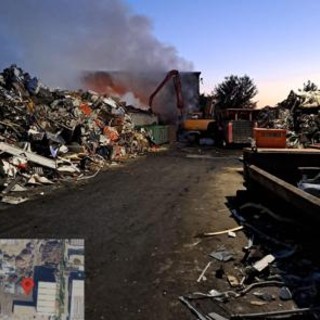 Incendio a Livorno, fiamme in una ditta di stoccaggio di rifiuti: "Chiudete porte e finestre"