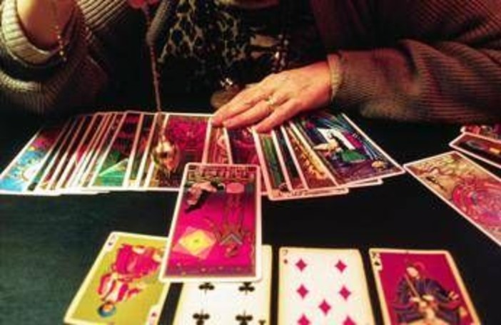 Oltre 3mila clienti dalla pandemia, ma la cartomante prendeva il reddito di cittadinanza: denunciata Oltre 3mila clienti dalla pandemia, ma la cartomante prendeva il reddito di cittadinanza: denunciata