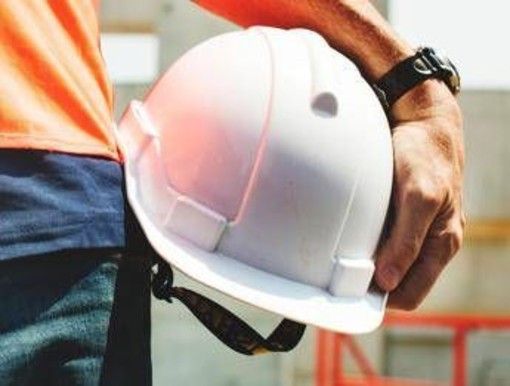 Lecce, pompa di cemento tocca fili elettrici: operaio 67enne muore folgorato