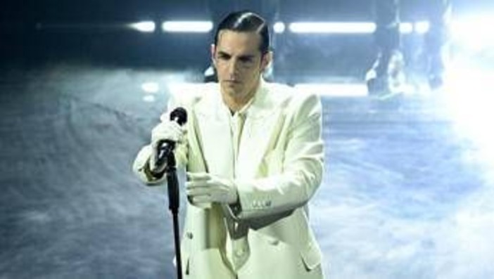 Crans-Montana, Achille Lauro visita i giovani ricoverati al Niguarda Crans-Montana, Achille Lauro visita i giovani ricoverati al Niguarda