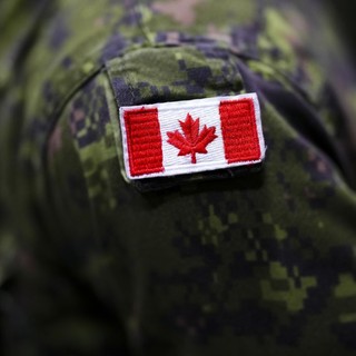 Canada, incendio in una base militare in Alberta. Almeno sette morti