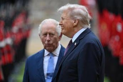 "Re Carlo codardo con Trump": Livia Giuggioli Firth restituisce onorificenza reale