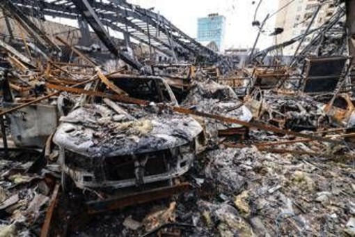 Iran, Trump minaccia nuovi attacchi su ponti e centrali. Teheran: "Abbattuto F-35 Usa, morto il pilota" - Diretta