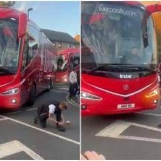 Tifoso del Crystal Palace si allaccia la scarpa e blocca... il pullman del Liverpool