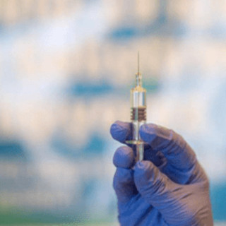 Vaccino combinato Covid e influenza, il via libera in Ue: chi potrà farlo