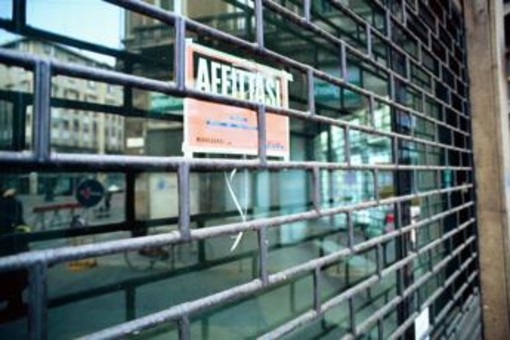 Commercio, in 7 anni -99mila negozi ma sale fatturato +25,7%
