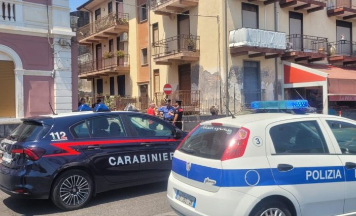 Insegue il fratello e lo uccide a colpi di mannaia nel Catanese, arrestato Insegue il fratello e lo uccide a colpi di mannaia nel Catanese, arrestato