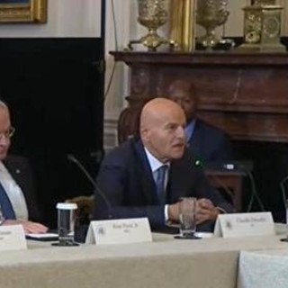 Descalzi: "Eni è pronta a investire in Venezuela e a lavorare con le compagnie Usa" Descalzi: "Eni è pronta a investire in Venezuela e a lavorare con le compagnie Usa"