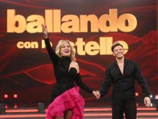 Ballando, Nancy Brilli contro "i bulli" in giuria: "Rovinano la festa" Ballando, Nancy Brilli contro "i bulli" in giuria: "Rovinano la festa"