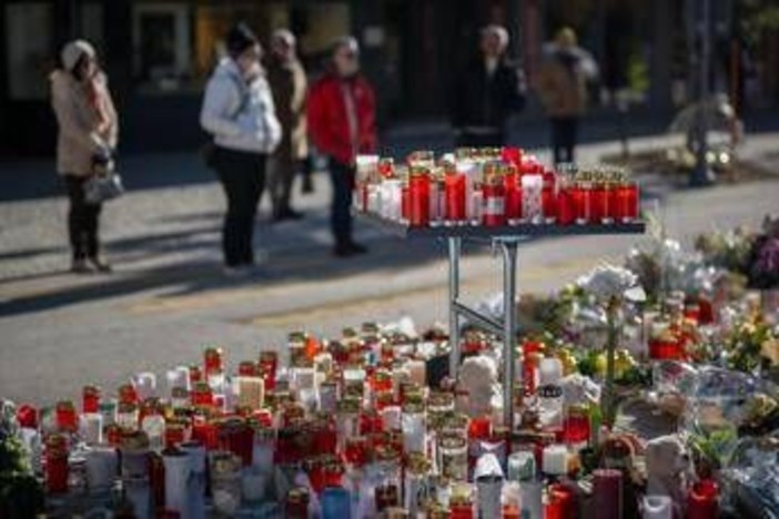 Crans-Montana, aggrediti giornalisti italiani: inviata Rai colpita con acqua gelida