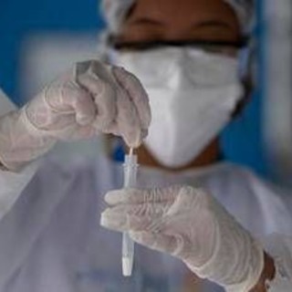 Sale ancora la curva Covid, 4.256 casi e 37 morti nell'ultima settimana: i dati Sale ancora la curva Covid, 4.256 casi e 37 morti nell'ultima settimana: i dati